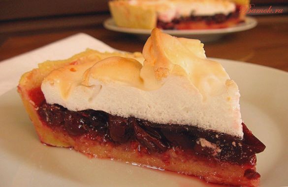 Пирог вишневый с безе