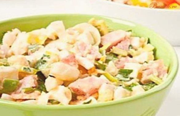 Салат ромен по-американски с яйцами и беконом