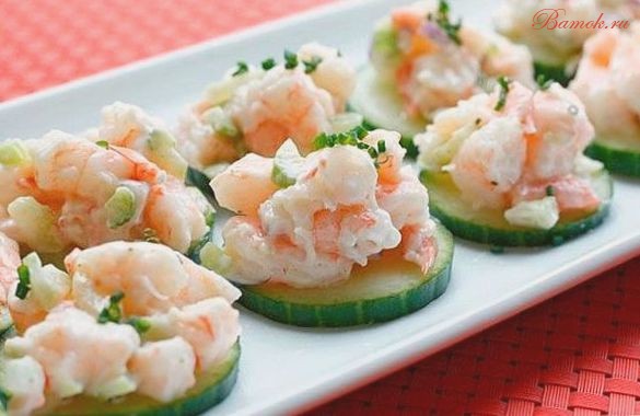 Салат с креветками и сельдереем на огурцах