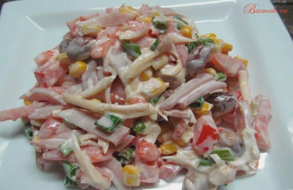 Салат с огурцом, ветчиной и фасолью