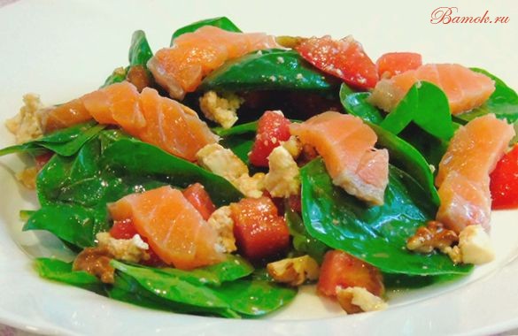 Салат со шпинатом, лососем и сыром фета