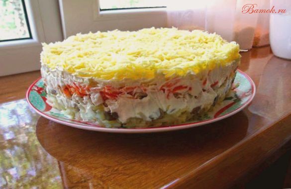 Слоеный салат «Бонапарт» с курицей Слоеный салат «Бонапарт» с курицей