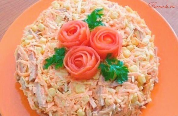 Быстрый салат с морковью и копченой колбасой