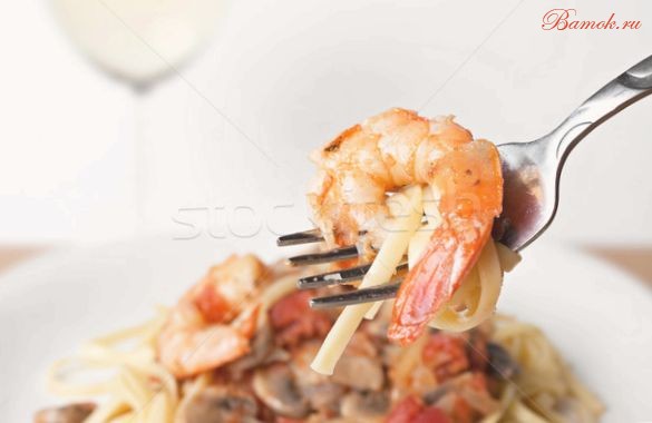 Креветки с сыром фета в белом вине