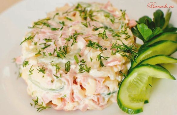 Простой салат с сыром и ветчиной