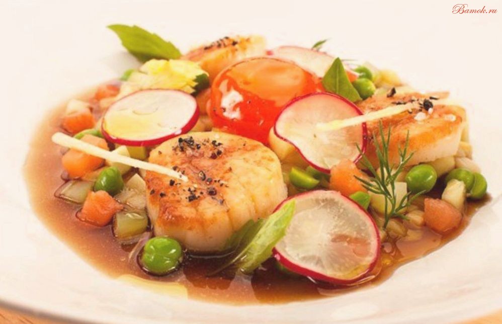 Окрошка с лососем и гребешками Окрошка с лососем и гребешками