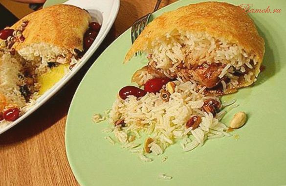 Плов с курицей и сухофруктами в тесте