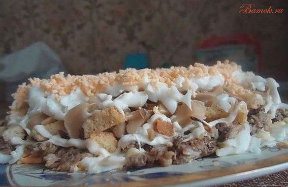 Слоеный салат из грибов со шпротами