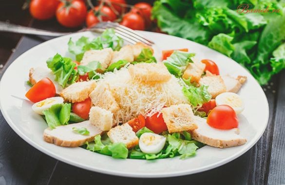 Классический салат «Цезарь» на скорую руку Классический салат «Цезарь» на скорую руку