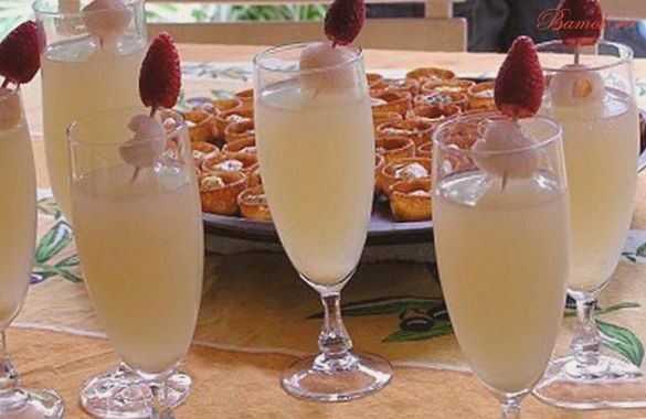 Коктейль с водкой, шампанским и имбирем