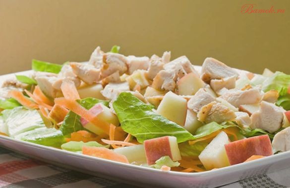 Легкий куриный салат с яблоками