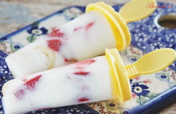 Нежное мороженое из йогурта с фруктами