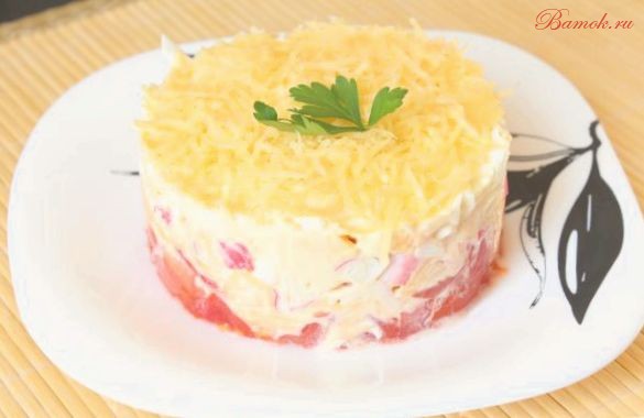 Порционный салат с чипсами и крабовыми палочками