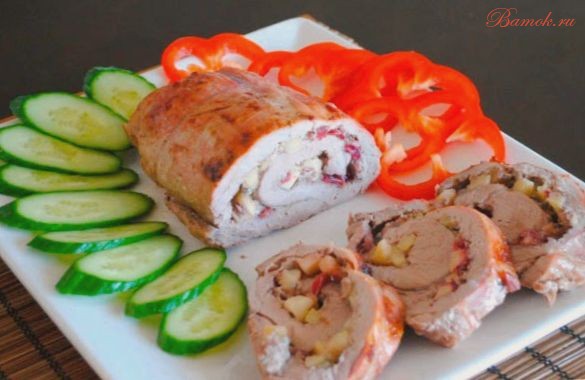 Рулет из свинины с яблоками и клюквой