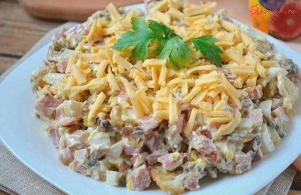 Салат с ветчиной, грибами и перцем