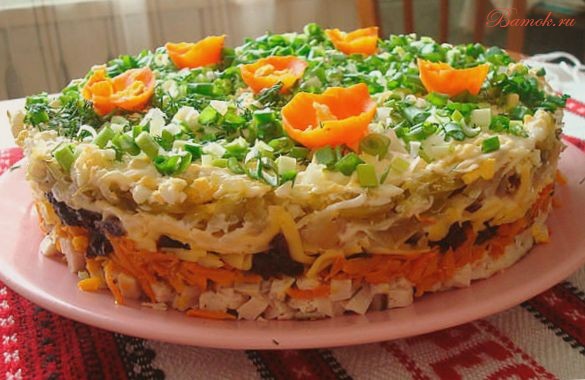 Слоеный салат «Ночка» с черносливом Слоеный салат «Ночка» с черносливом