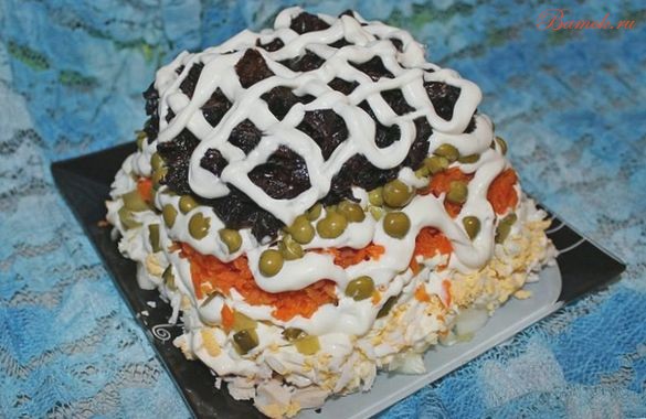 Слоеный салат «Прага» с курицей и черносливом Слоеный салат «Прага» с курицей и черносливом