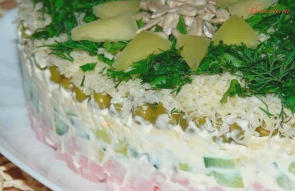 Слоеный салат с авокадо, ветчиной и огурцом