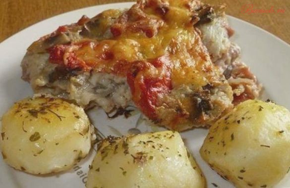 Свинина с овощами под соусом в духовке Свинина с овощами под соусом в духовке