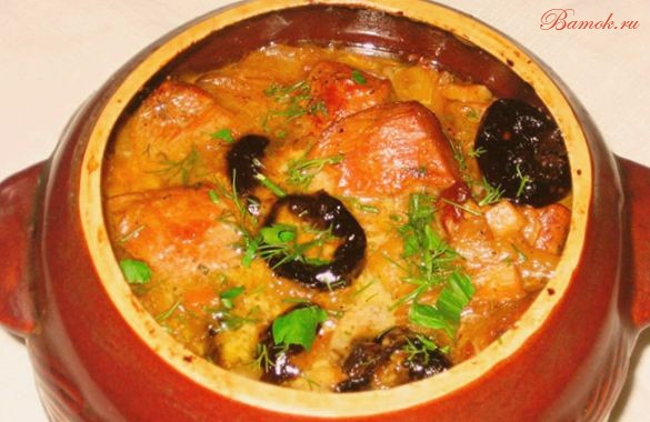 Тушеная телятина с черносливом в горшочке