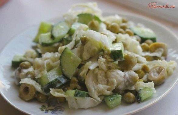 Капустный салат с огурцом и оливками Капустный салат с огурцом и оливками