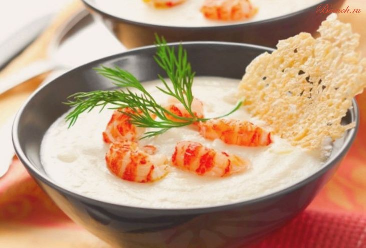 Крем-суп из картофеля и сыра с креветками