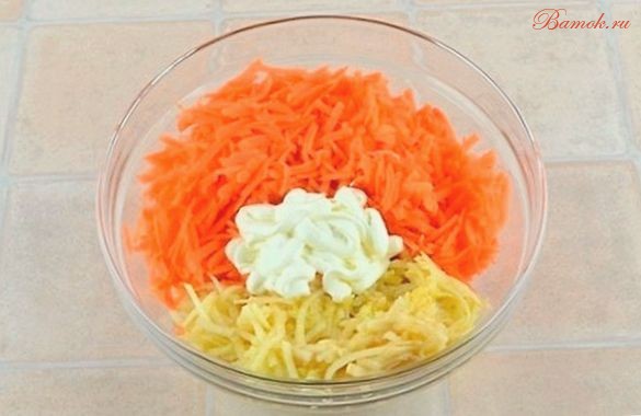Морковный салат со сметаной, сахаром и яблоком Морковный салат со сметаной, сахаром и яблоком