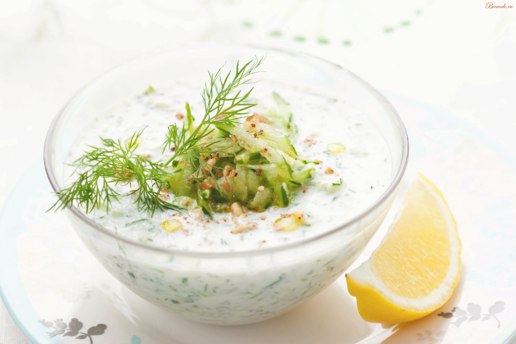 Окрошка на сметане с грецкими орехами Окрошка на сметане с грецкими орехами