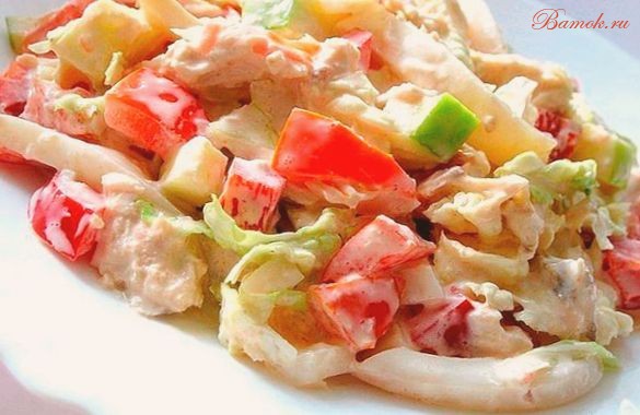 Овощной салат с курицей и кальмарами
