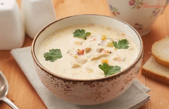 Сливочный суп с курицей, овощами и сухариками