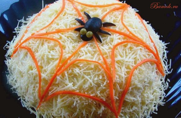 Слоеный салат «Паутинка» с курицей Слоеный салат «Паутинка» с курицей