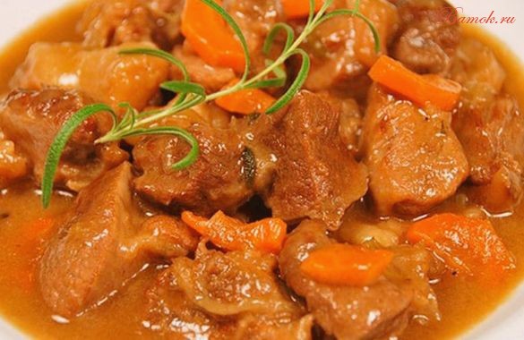 Говядина тушеная в соусе с луком и пивом Говядина тушеная в соусе с луком и пивом