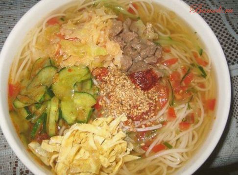 Холодный корейский суп «Кукси» с говядиной Холодный корейский суп «Кукси» с говядиной
