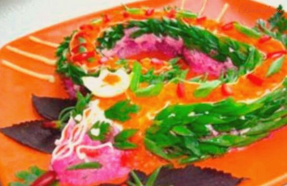 Новогодний салат «Овощная змейка» Новогодний салат «Овощная змейка»