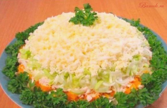 Простой слоеный салат с куриным филе и грибами