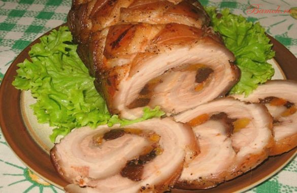 Рулет из грудинки с сухофруктами и орехами