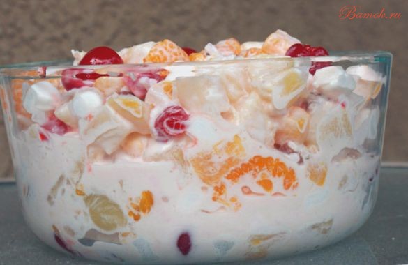 Салат из ягод со сметаной заправкой