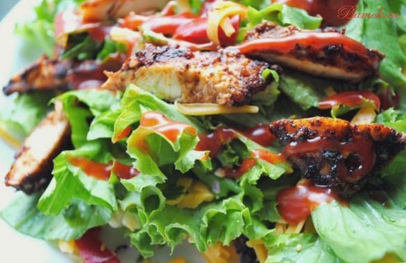 Салат с беконом, курицей и ветчиной Салат с беконом, курицей и ветчиной