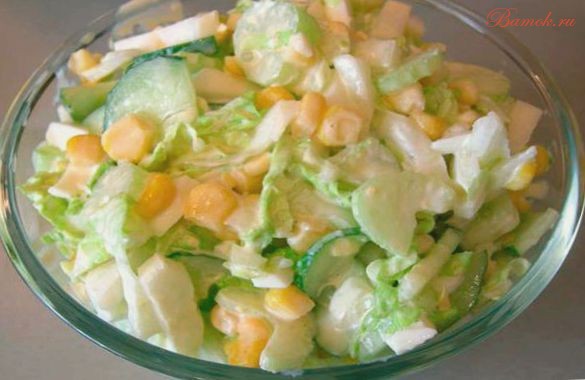 Салат слоеный из сельдерея, кукурузы и других овощей