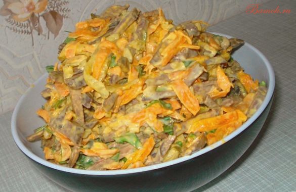 Салат со свежей морковью и говяжьей печенью