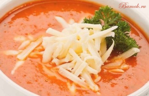 Домашний томатный суп с гренками и сыром