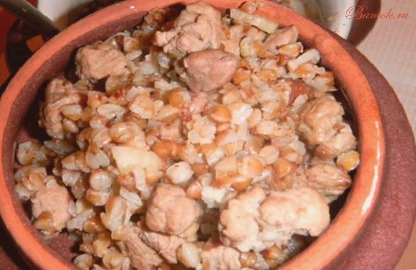 Гречневая каша со свининой в горшочке