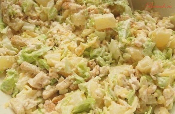 Капустный салат с куриным филе и сухариками Капустный салат с куриным филе и сухариками