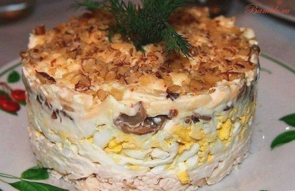 Куриный салат с шампиньонами и орешками Куриный салат с шампиньонами и орешками