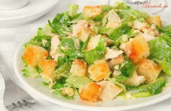 Простой капустный салат с сухариками Простой капустный салат с сухариками