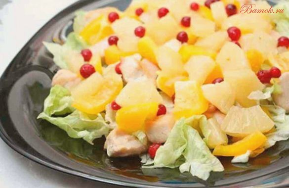 Простой салат с ананасом и куриным филе Простой салат с ананасом и куриным филе