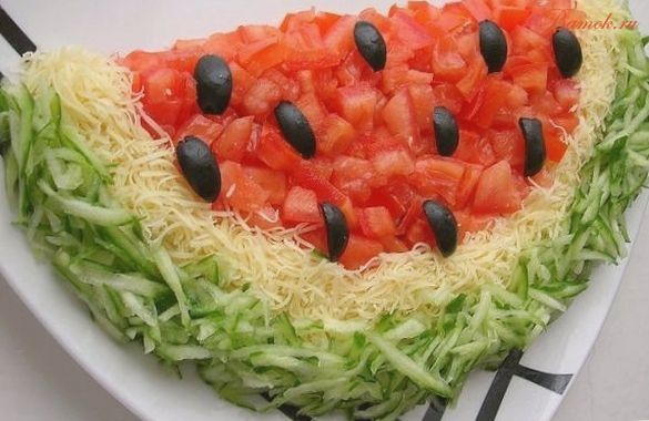 Салат «Арбуз» с курицей и помидорами