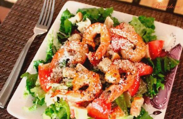 Салат «Цезарь» по-американски с маслинами и огурцами