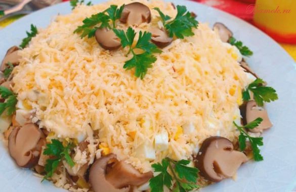 Салат «Цыпленок» с грибами и сыром Салат «Цыпленок» с грибами и сыром