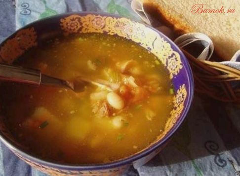 Щи из ячневой крупы, тушеной капусты и фасоли со свининой